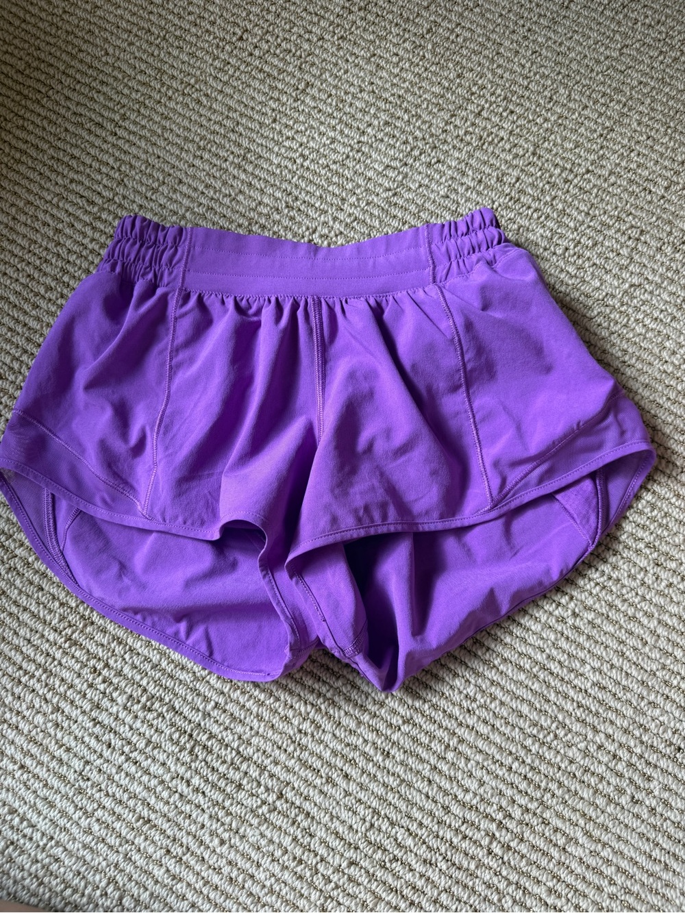 Lululemon Hotty Hots low rise 2.5 inch size 4